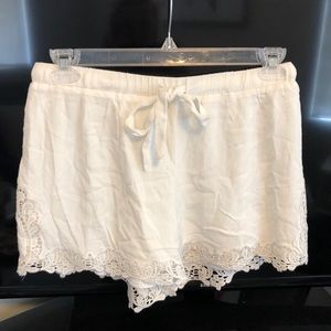 Cute white shorts! Perfect for summer!!